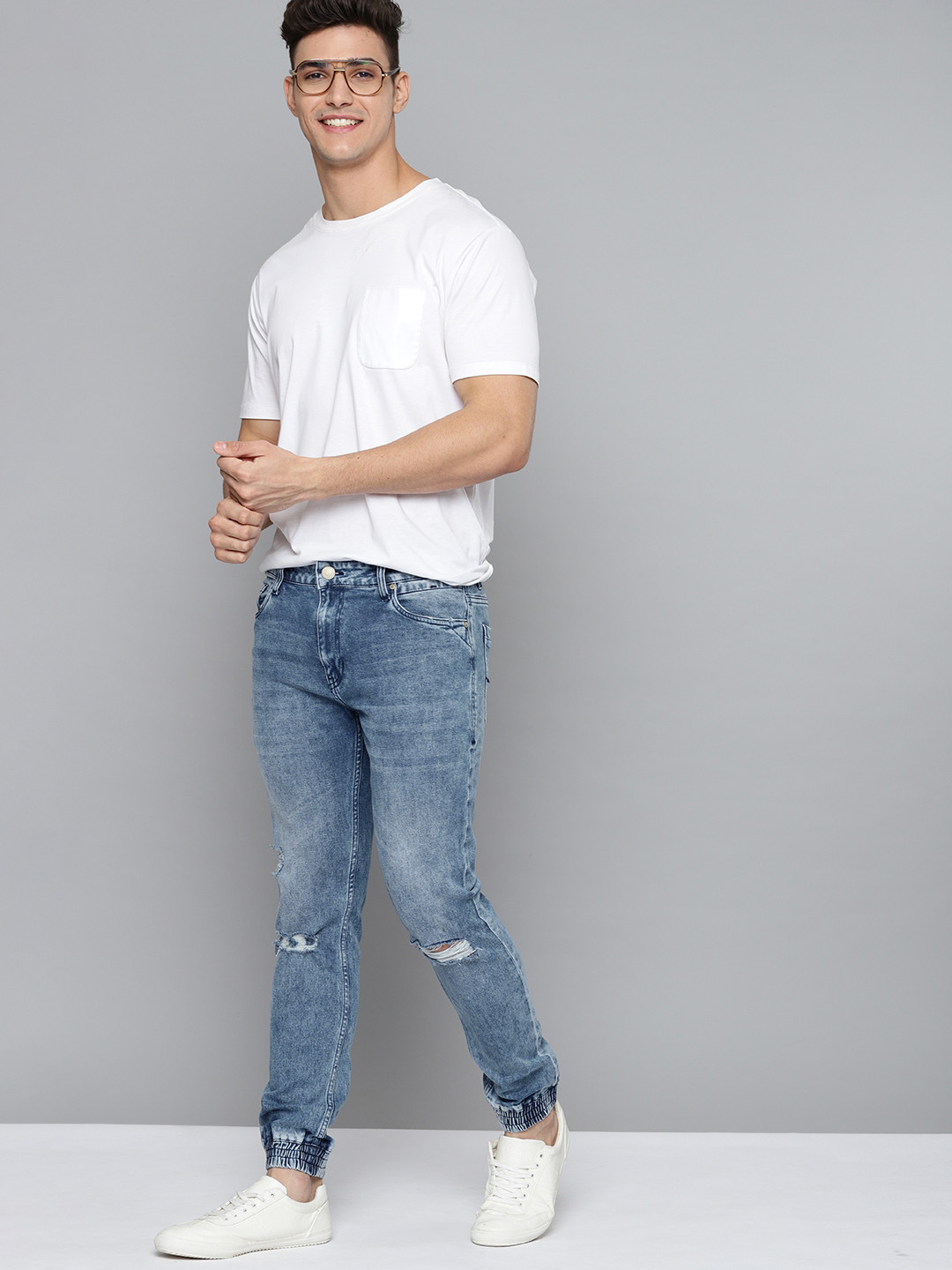 

Mast & Harbour Men Blue Mildly Distressed Stretchable Jeans