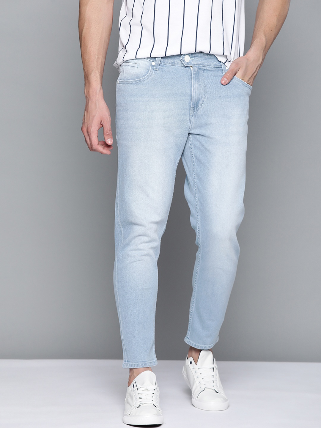 

Mast & Harbour Men Blue Carrot Fit Light Fade Stretchable Jeans