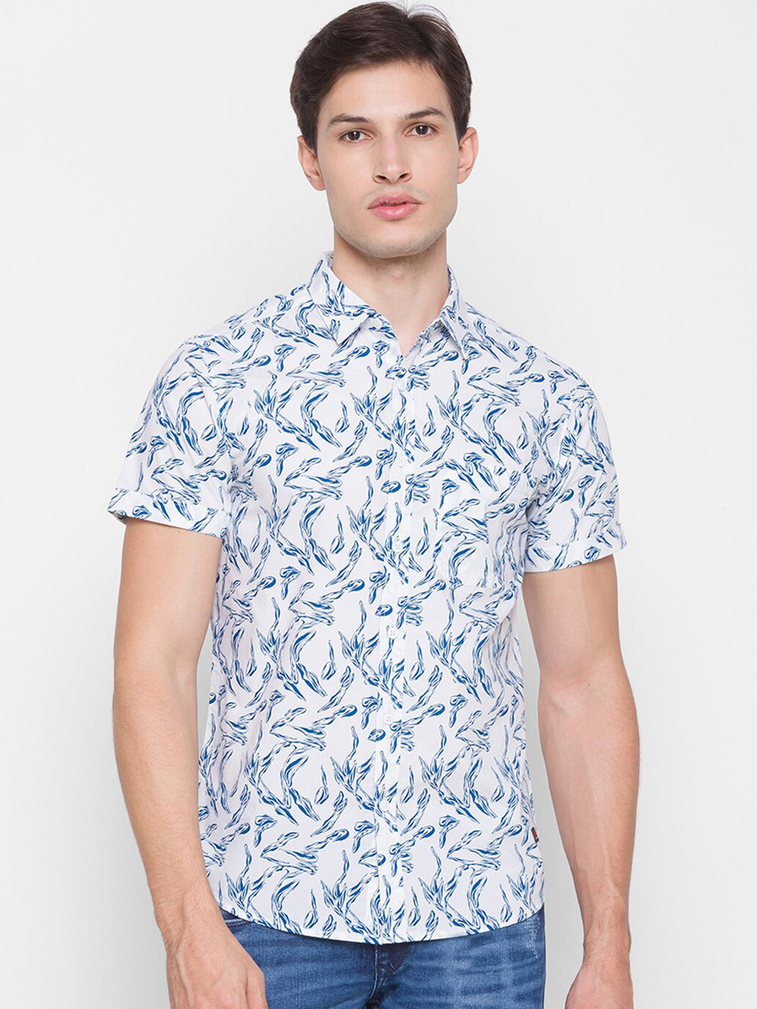 

SPYKAR Men White & Blue Slim Fit Opaque Floral Printed Cotton Casual Shirt