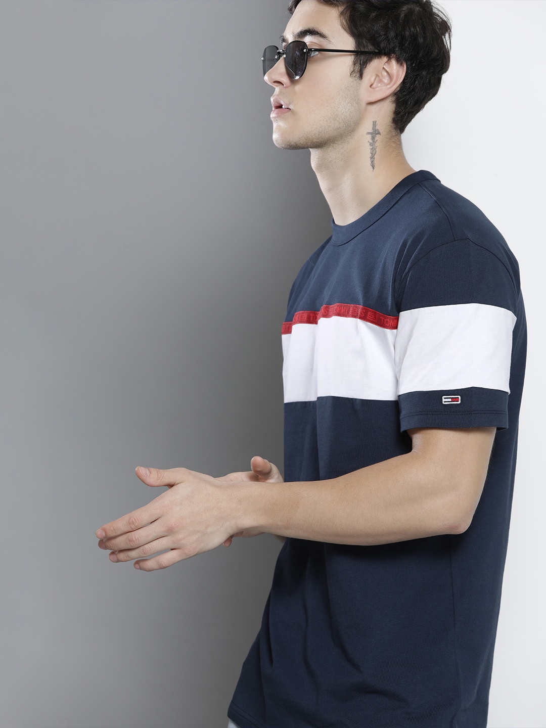 

Tommy Hilfiger Men Navy Blue & White Colourblocked Pure Cotton Casual T-shirt