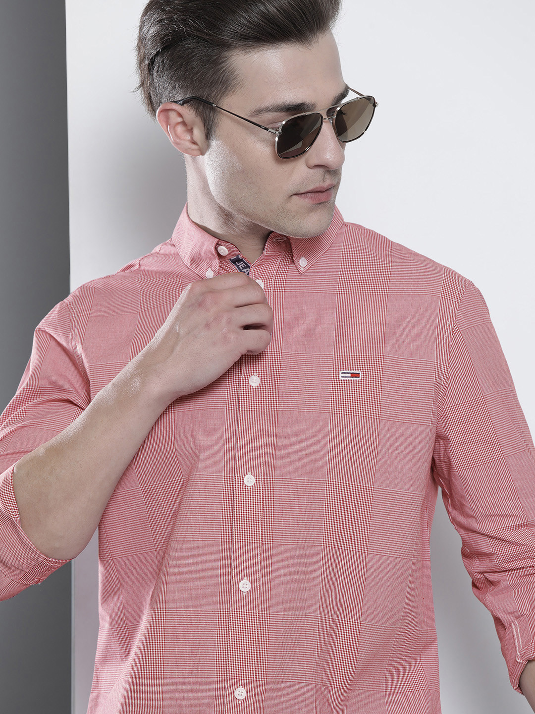 

Tommy Hilfiger Men Red & White Slim Fit Micro Checked Opaque Casual Shirt
