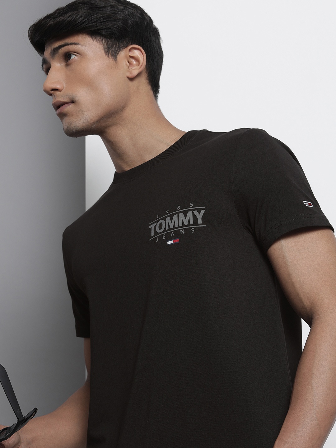 

Tommy Hilfiger Men Black Typography Printed Slim Fit T-shirt