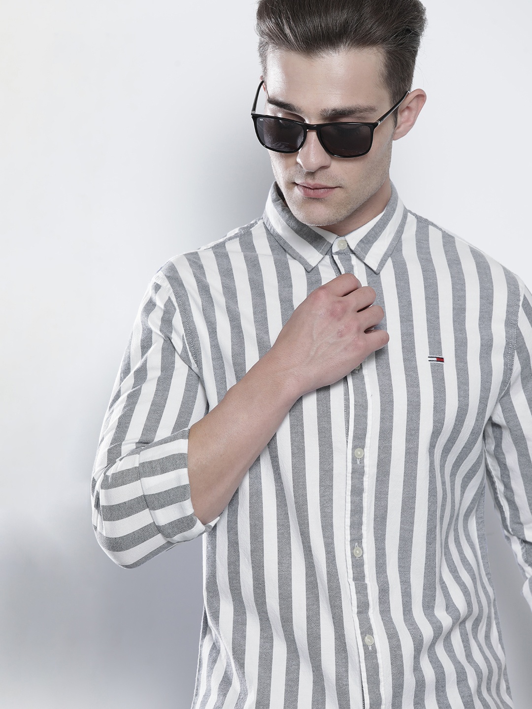 

Tommy Hilfiger Men White & Navy Blue Slim Fit Opaque Striped Casual Shirt