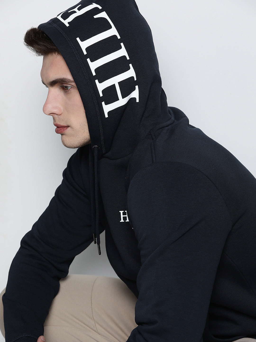 

Tommy Hilfiger Men Navy Blue Printed Hooded Sweatshirt