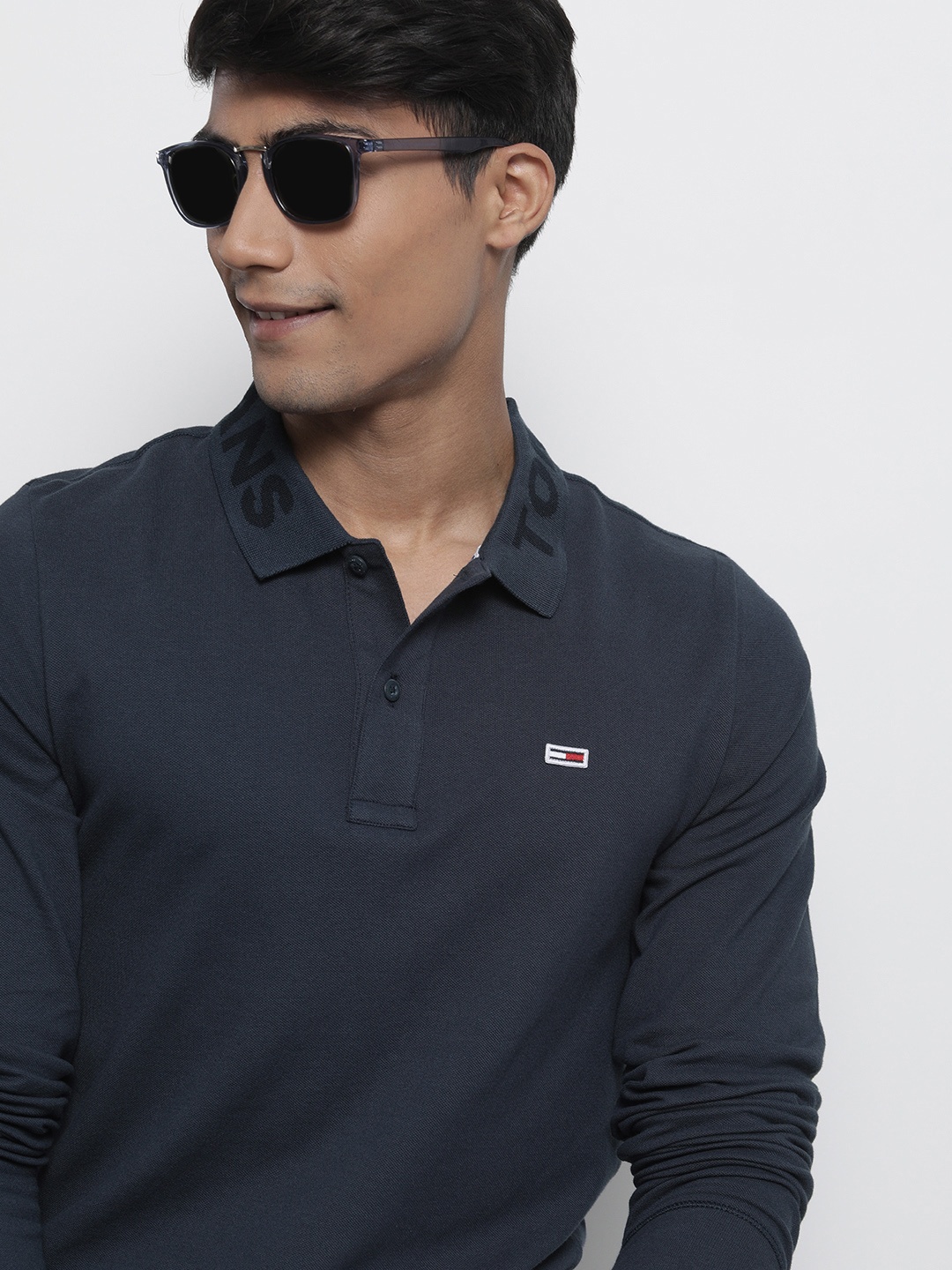 

Tommy Hilfiger Men Navy Blue Solid Polo Collar T-shirt