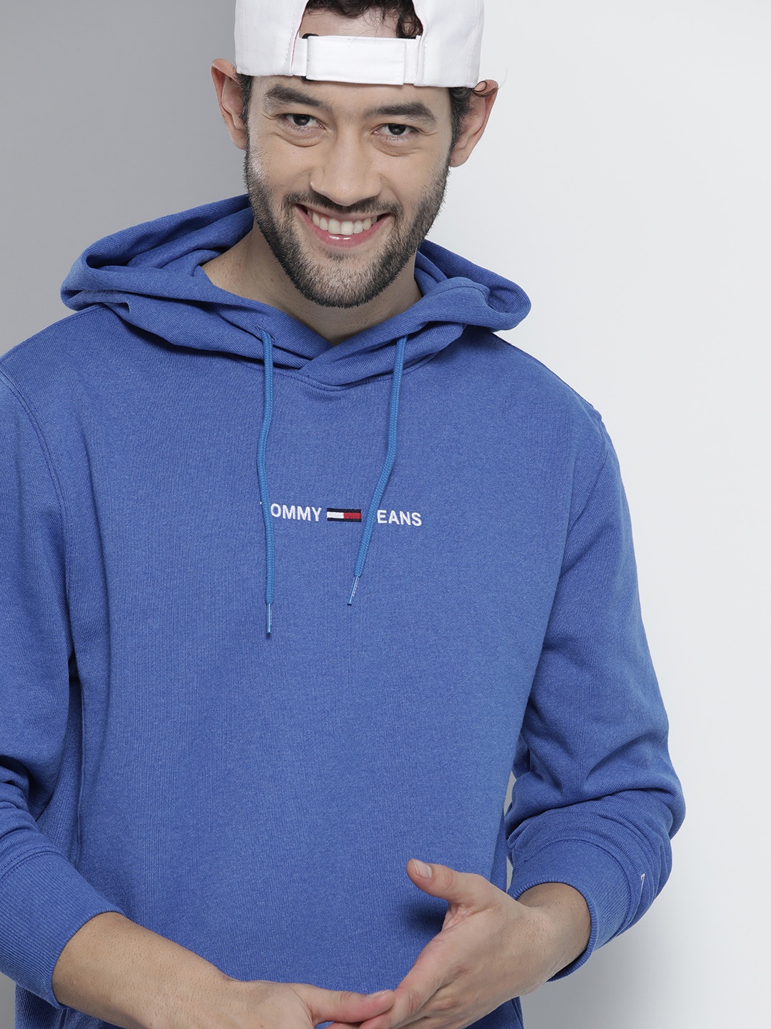 

Tommy Hilfiger Men Blue Solid Brand Logo Hooded Sweatshirt