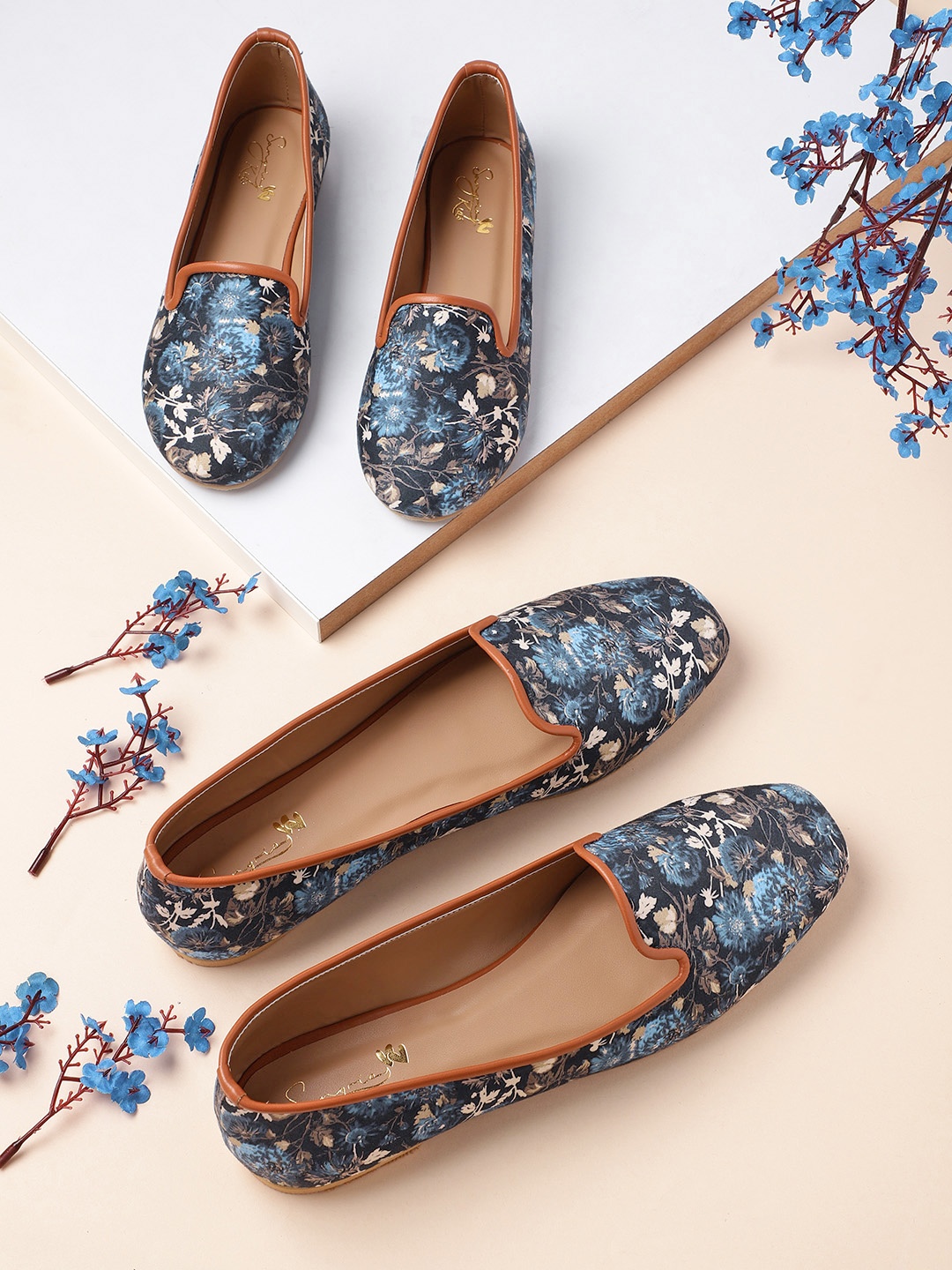

Sangria Girls Navy Blue & Beige Floral Print Ballerinas