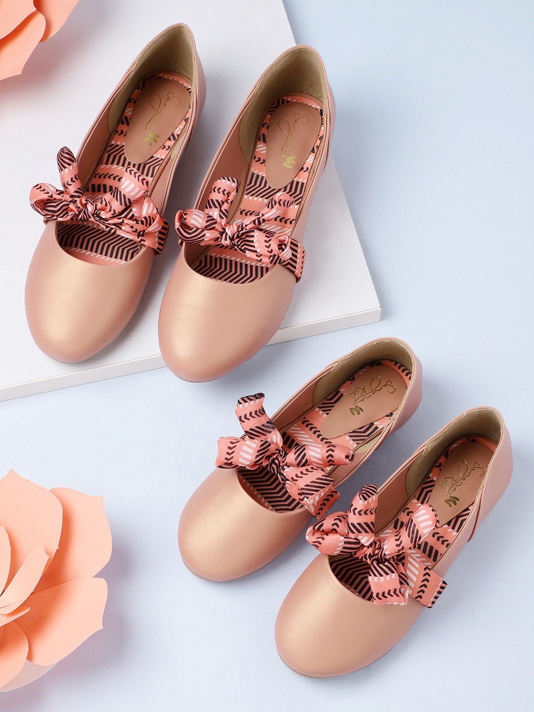 

Sangria Girls Peach-Coloured & Black Solid Ballerinas with Bow Detail