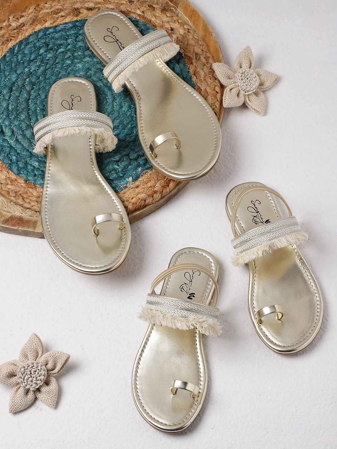 

Sangria Girls Gold-Toned & Cream One Toe Flats with Fringes