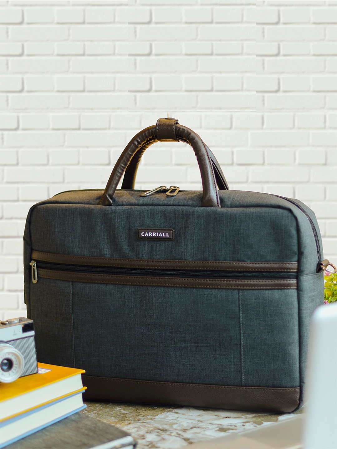 

CARRIALL Estilo Unisex Grey Solid Laptop Messenger Bag