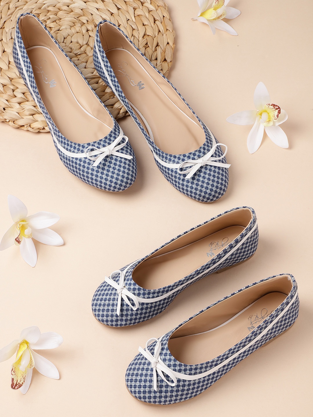 

Sangria Women Navy Blue & Grey Ditsy Floral Print Ballerinas with Bows