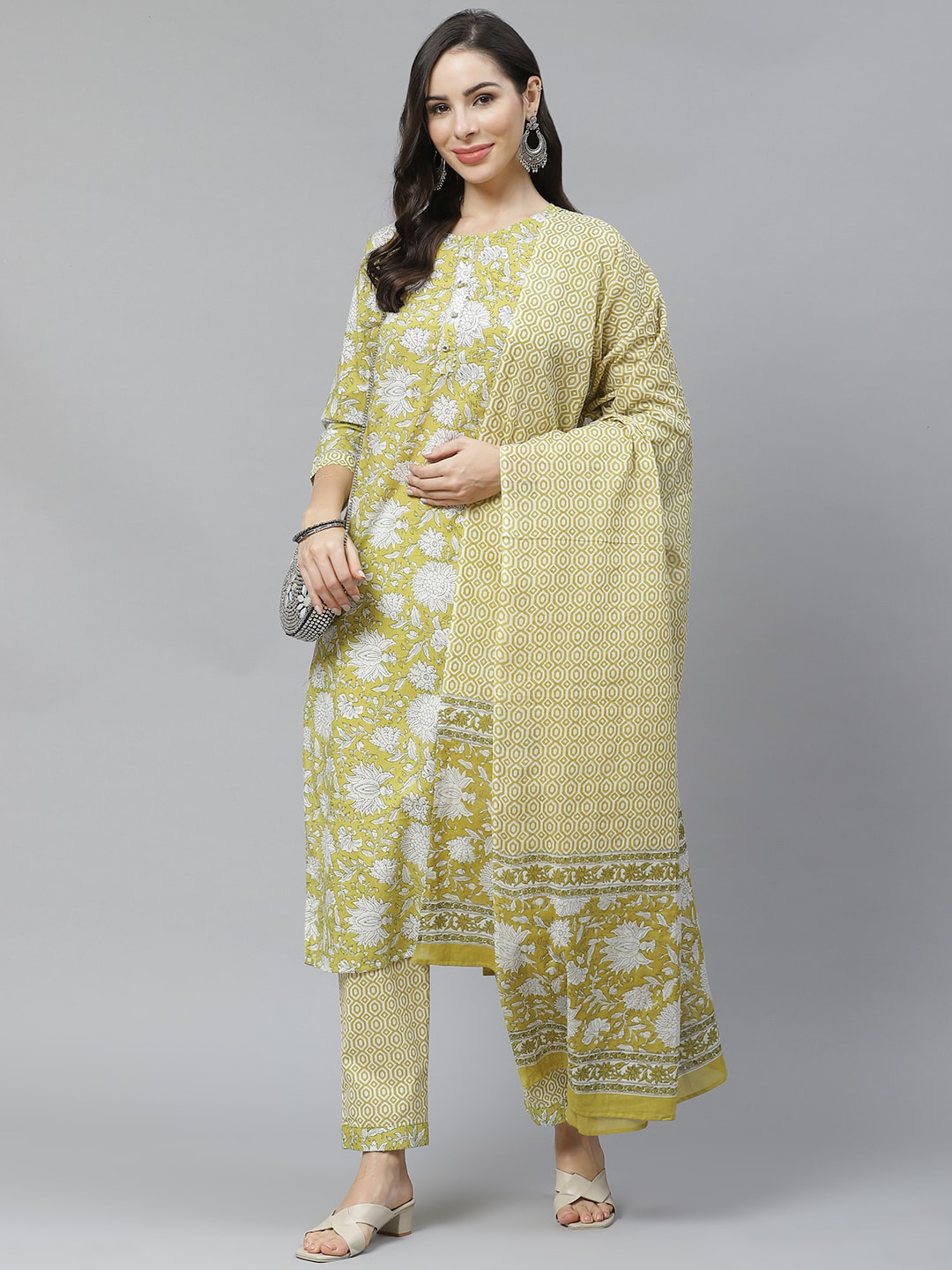 

Yuris Women Green & White Floral Printed Pure Cotton Kurta with Trousers & Dupatta