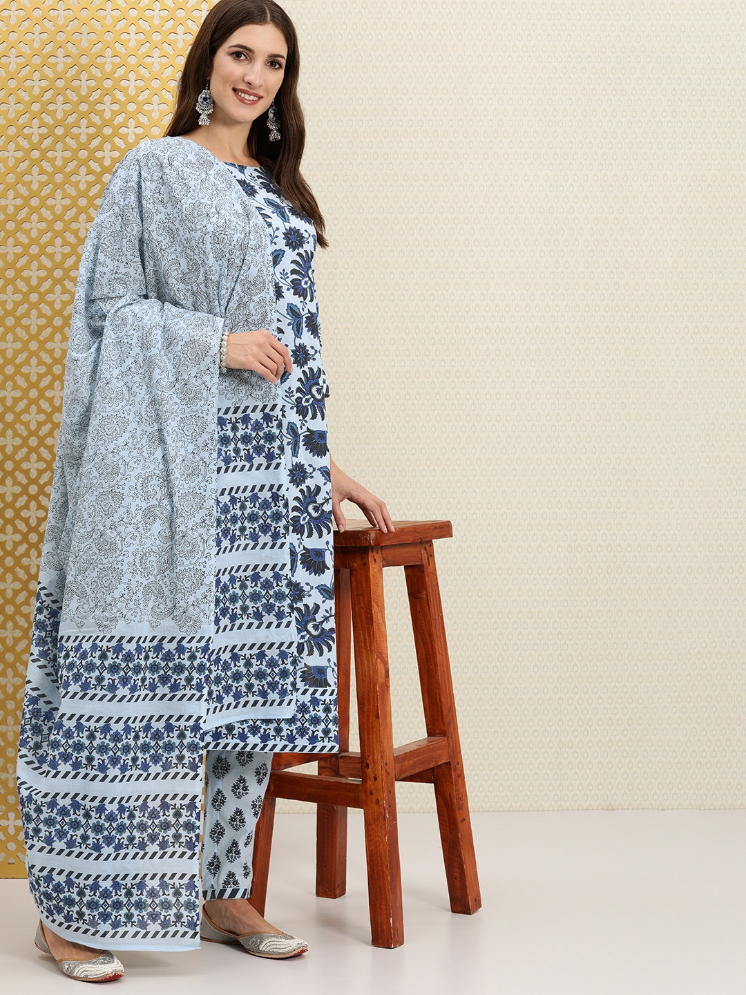 

House of Pataudi Women White Floral Printed Regular Pure Cotton Kurti with Trousers