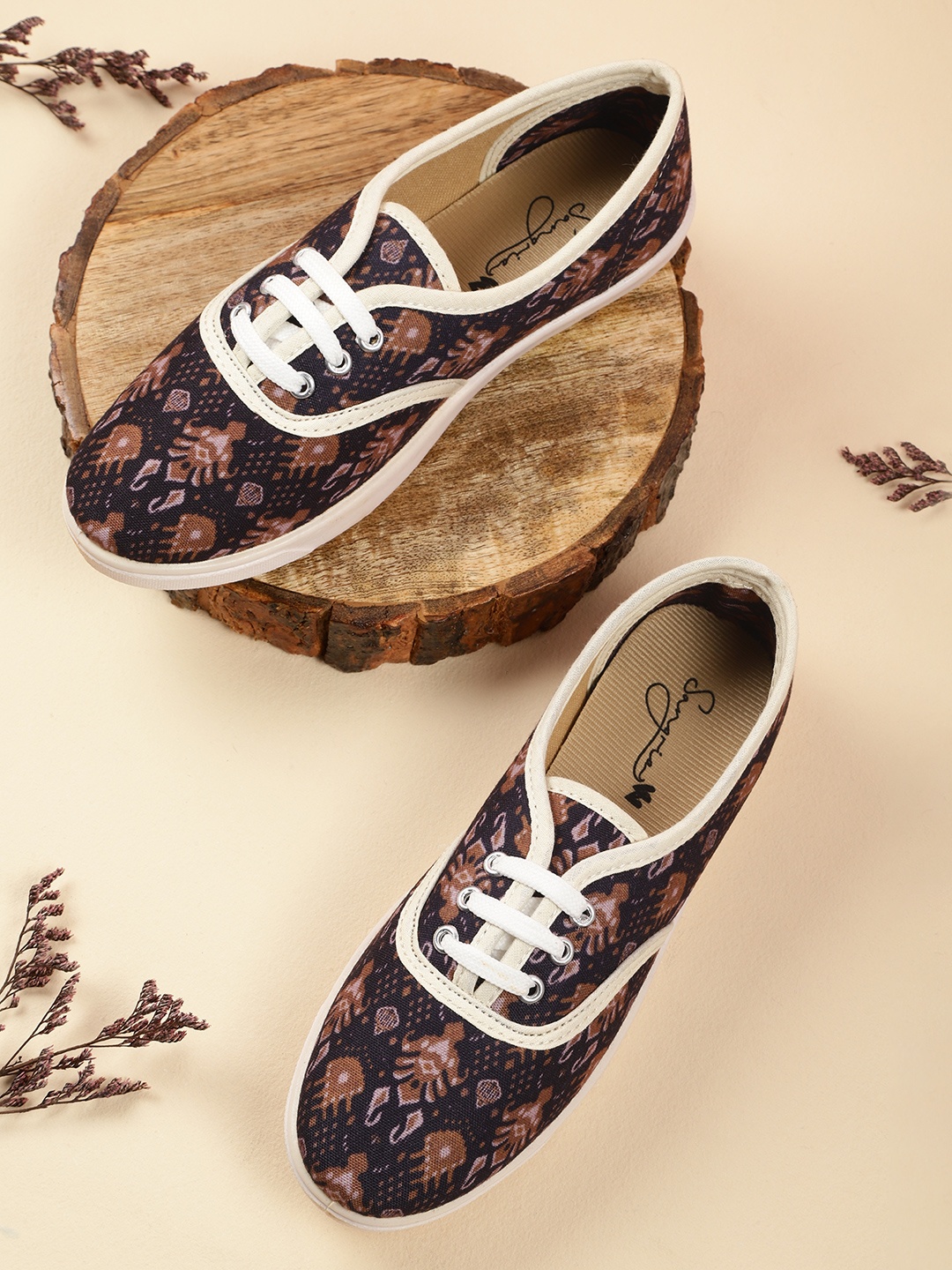 

Sangria Women Black & Brown Printed Sneakers