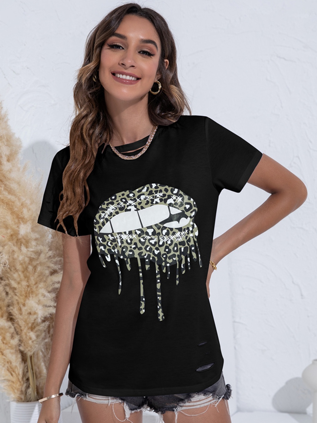 

URBANIC Women Black & Olive Green Graphic Print T-shirt