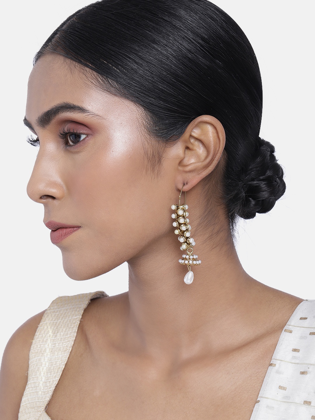 

ASMITTA JEWELLERY Gold-Toned & White Oval Ear Cuff Earrings