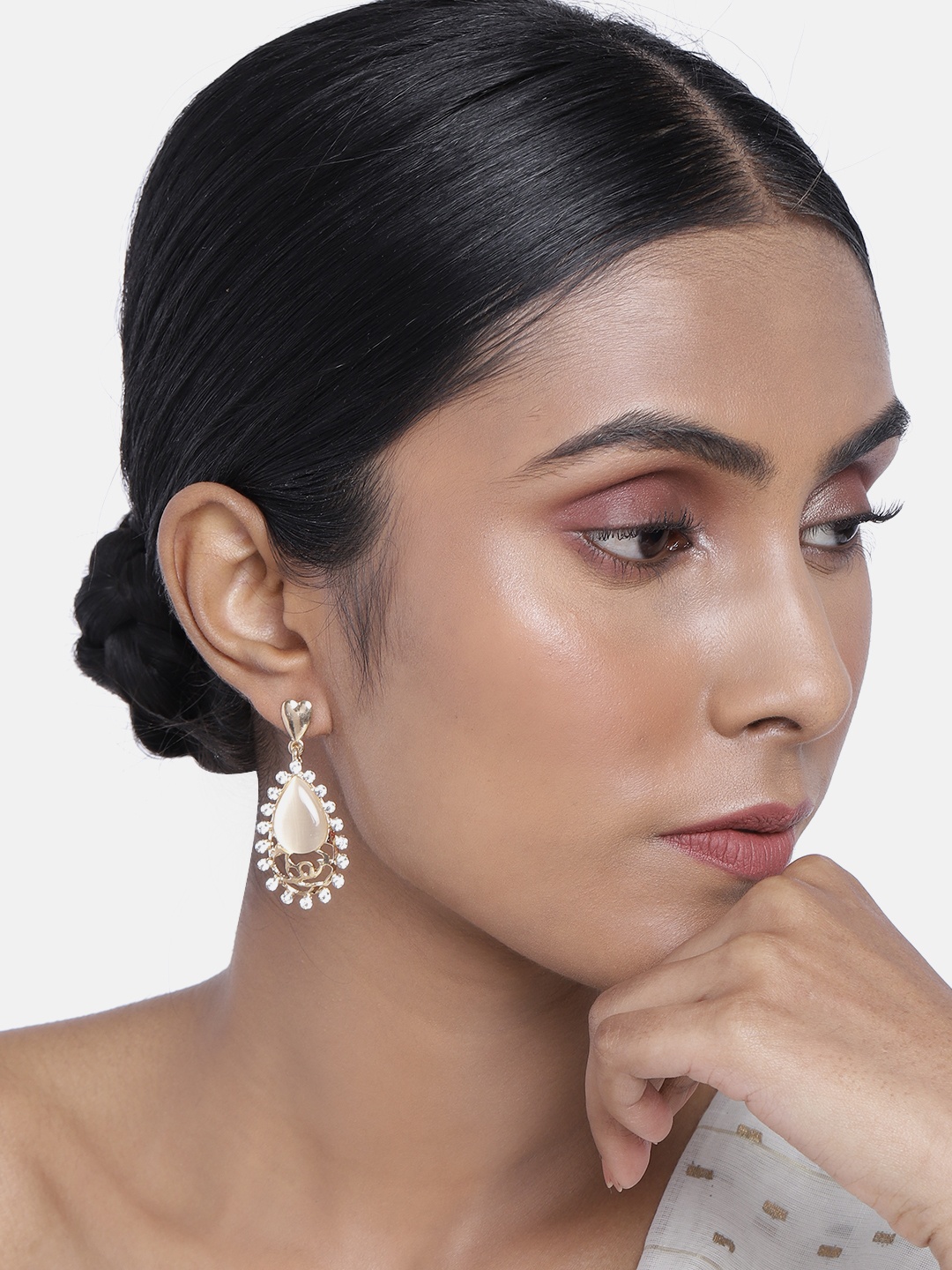 

ASMITTA JEWELLERY Gold-Toned & White Teardrop Shaped Drop Earrings