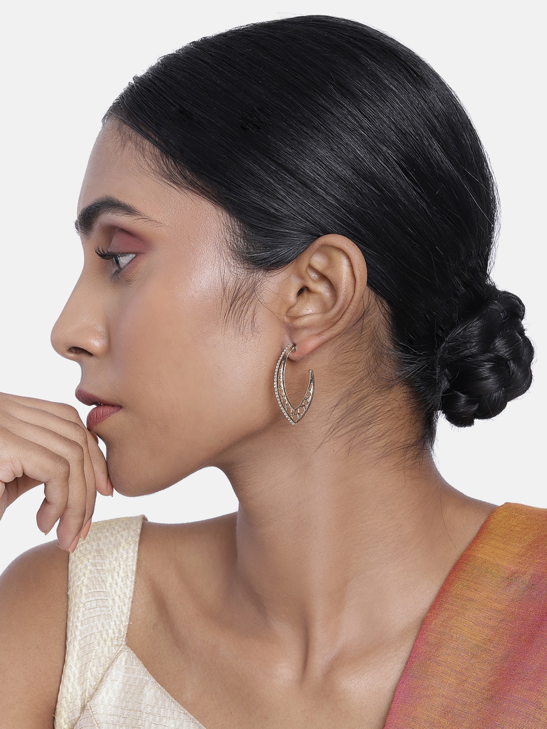 

ASMITTA JEWELLERY Gold-Toned & White Oval Studs Earrings