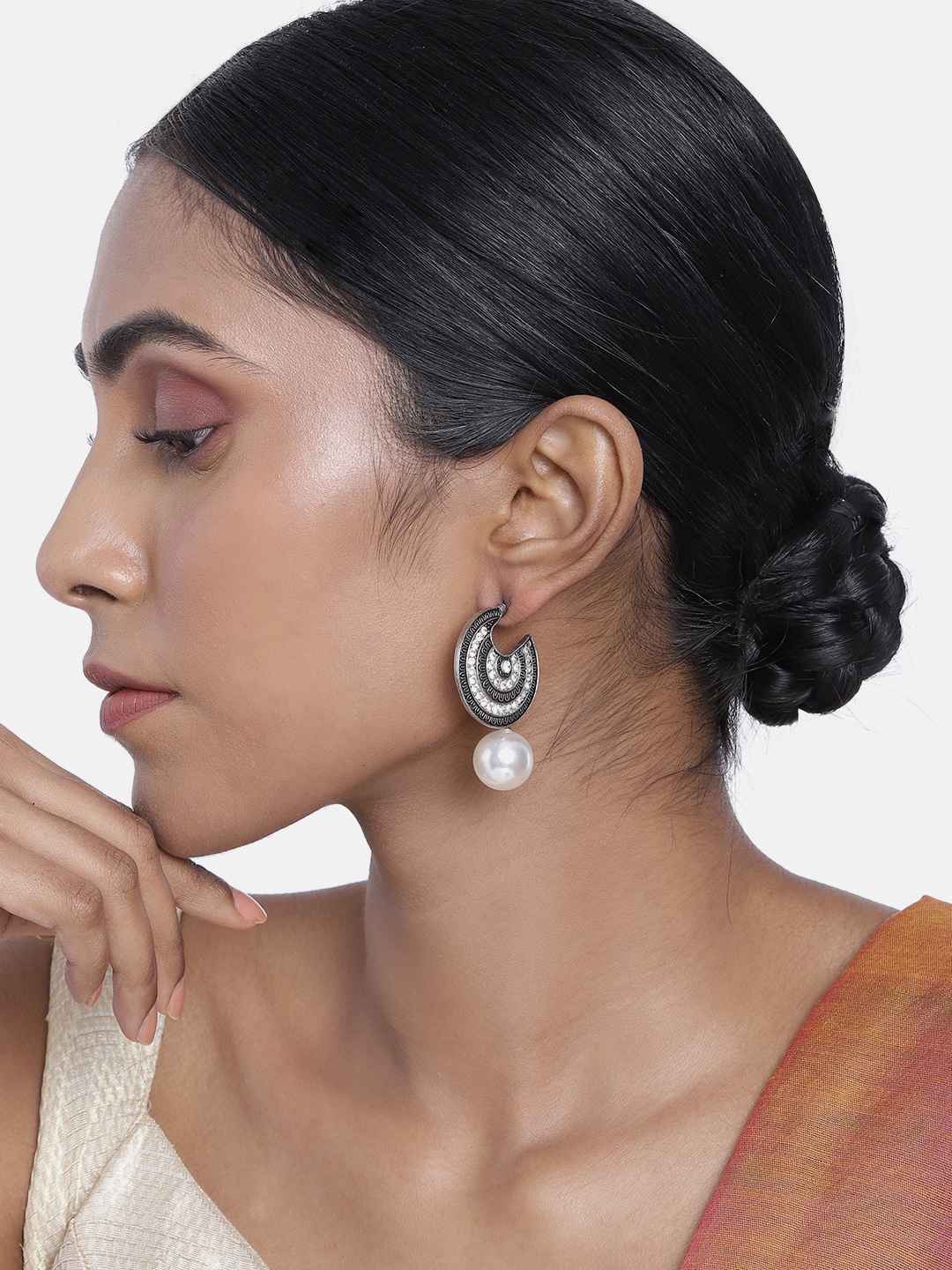 

ASMITTA JEWELLERY Silver-Toned & White Contemporary Studs Earrings