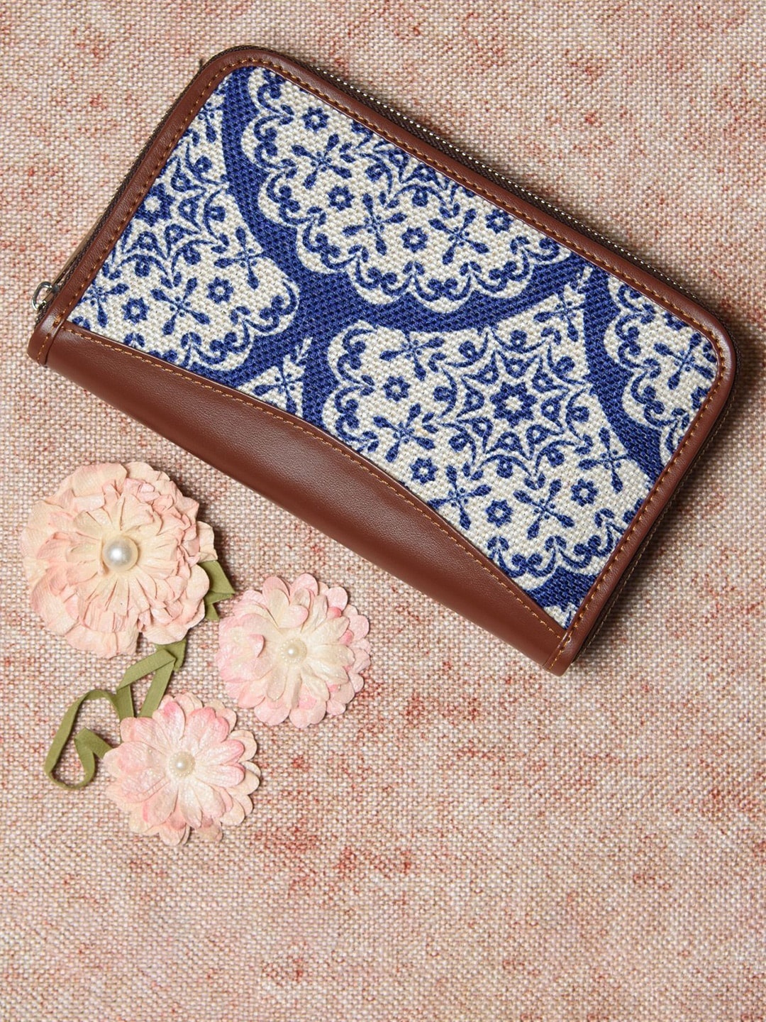 

ZOUK Women White & Blue Printed Zip Detail Zip Around Wallet