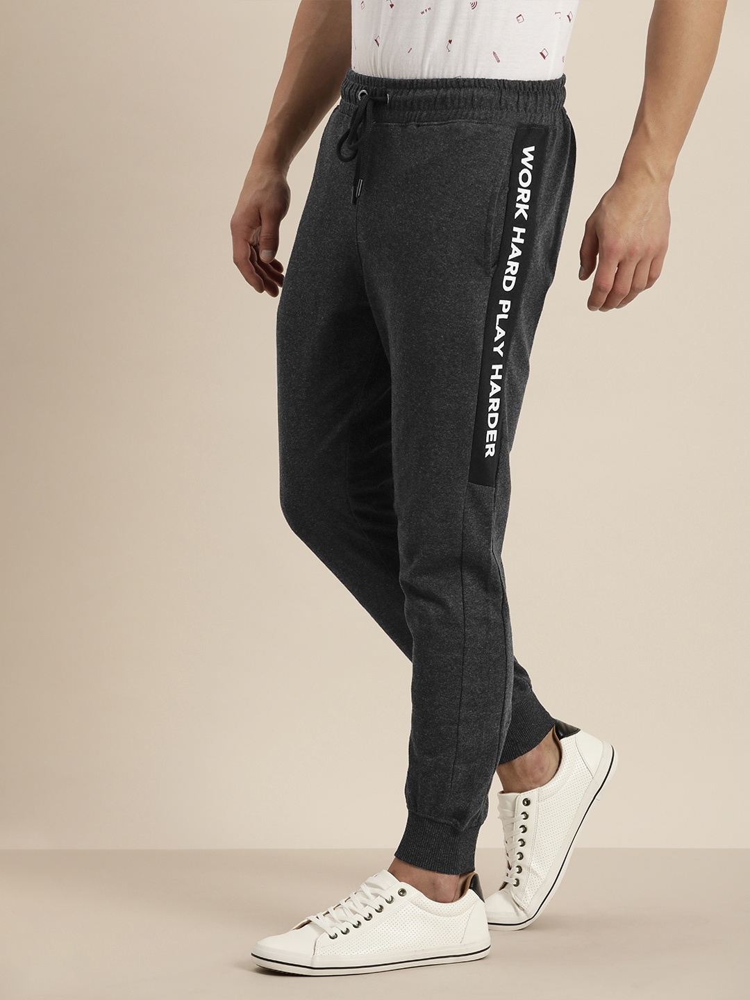 

Invictus Indoor Men Charcoal Grey Melange Solid Knitted Joggers with Side Print