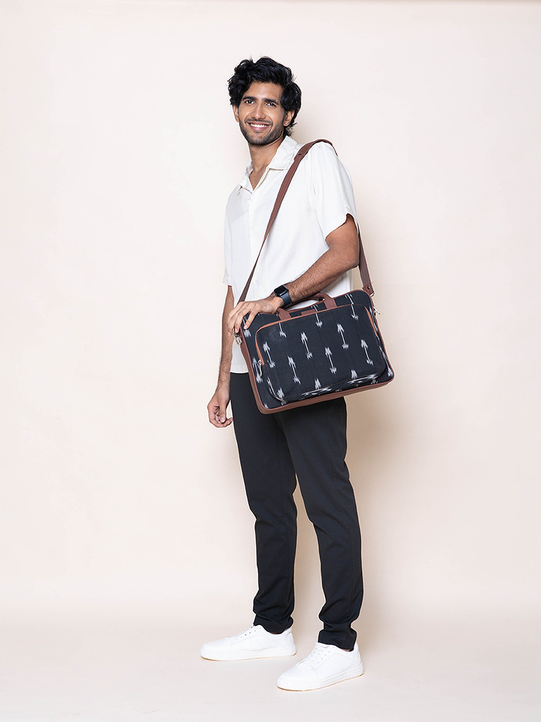 

ZOUK Men Black & White Printed Ikat Fabric Vegan Leather Laptop Bag