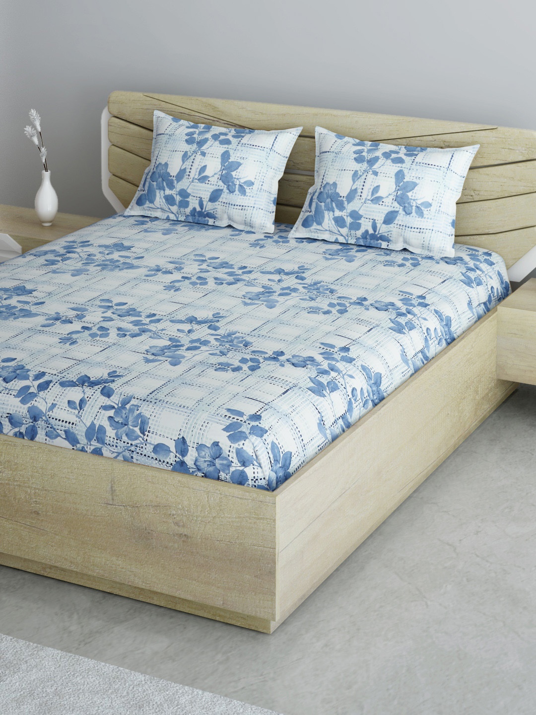 

Aura White & Blue Floral 144 TC 120 GSM Queen Bedsheet with 2 Pillow Covers