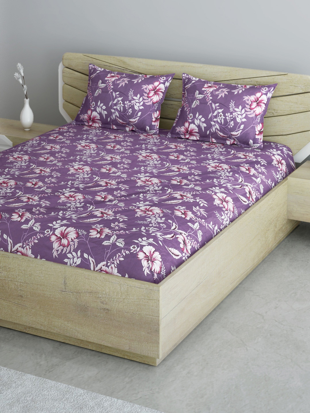 

Aura Purple & White Floral 144 TC 120 GSM Queen Bedsheet with 2 Pillow Covers
