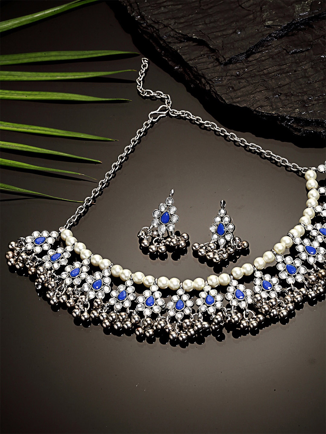 

KARATCART Sliver-Toned Blue & White Oxidised Kundan-Studded & Beaded Jewellery Set, Silver