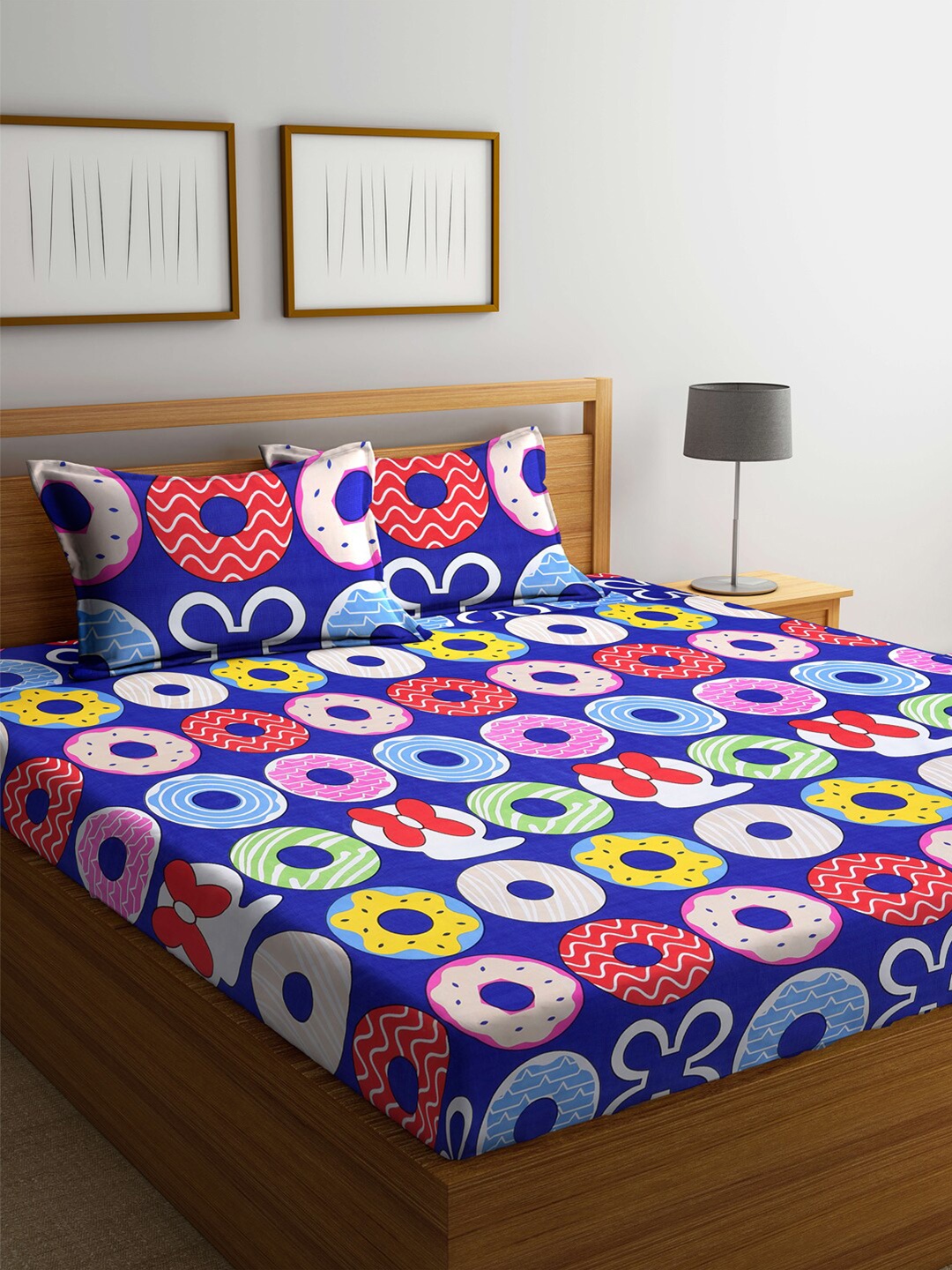 

Arrabi Blue & White Graphic 300 TC King Bedsheet Wwith 2 Pillow Covers