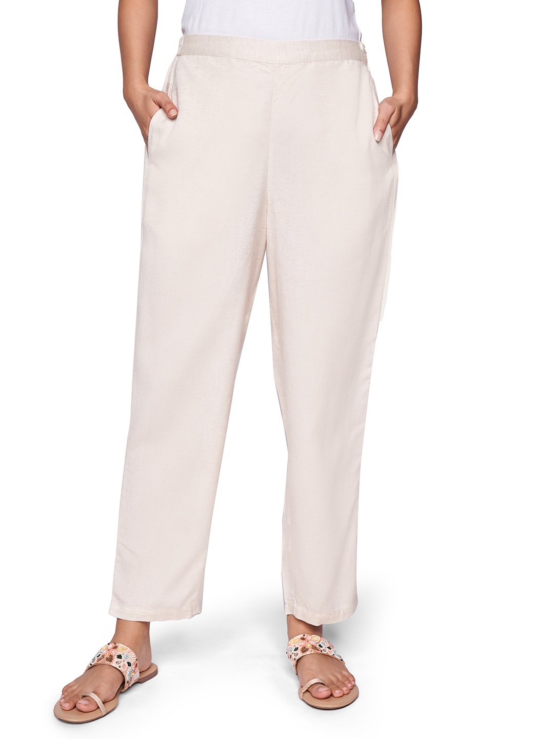 

Global Desi Women White Solid Tapered Fit Regular Trousers