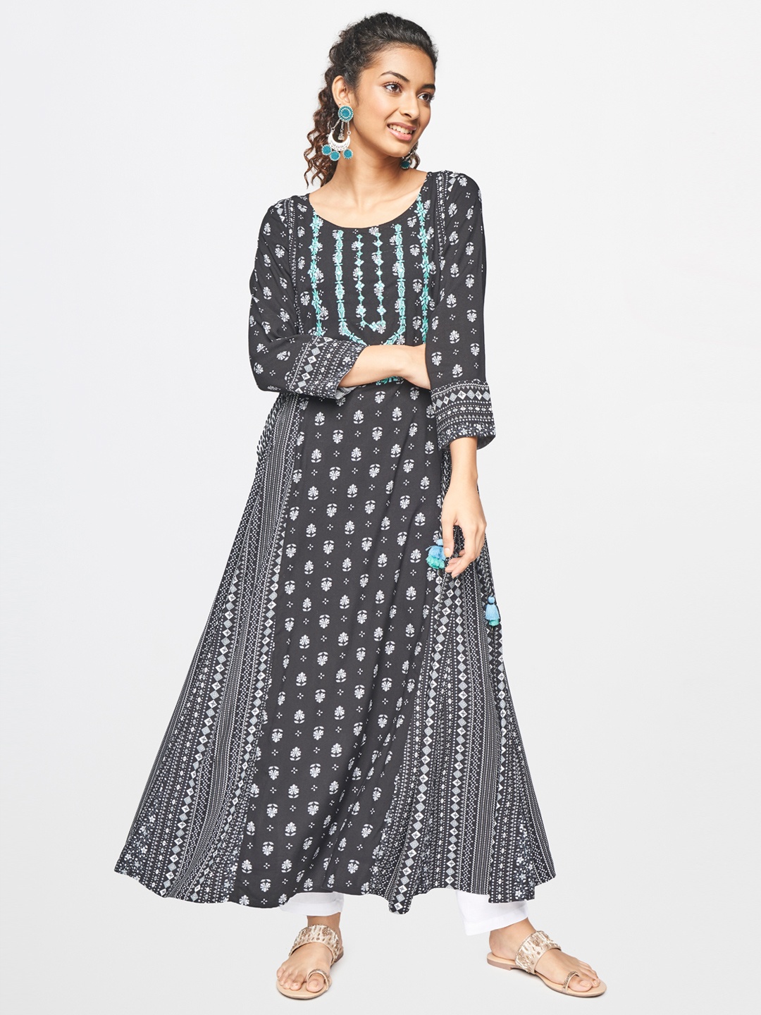 

Global Desi Women Black & White Floral Printed Thread Work Kurta