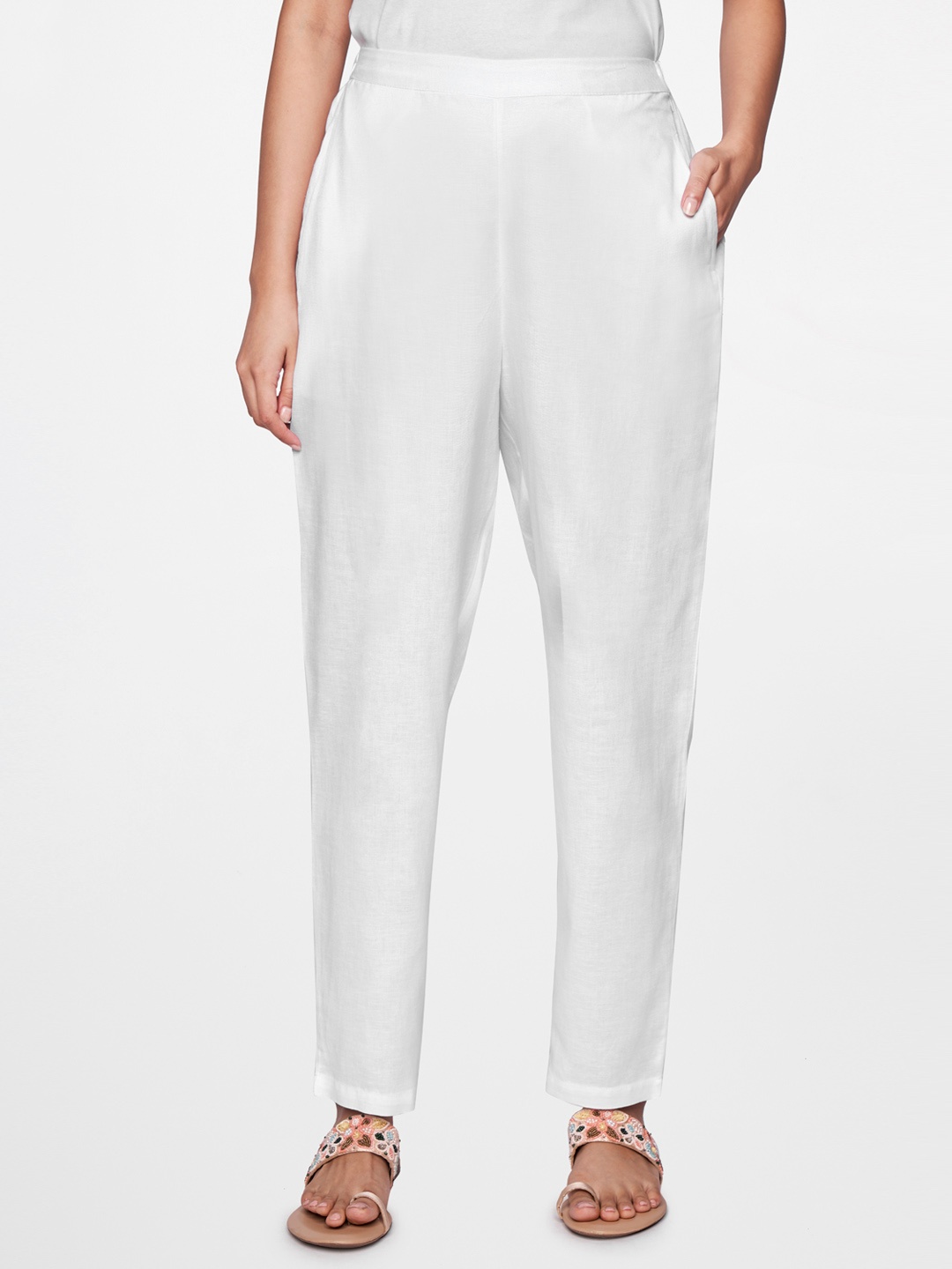 

Global Desi Women White Solid Tapered Fit Regular Trousers