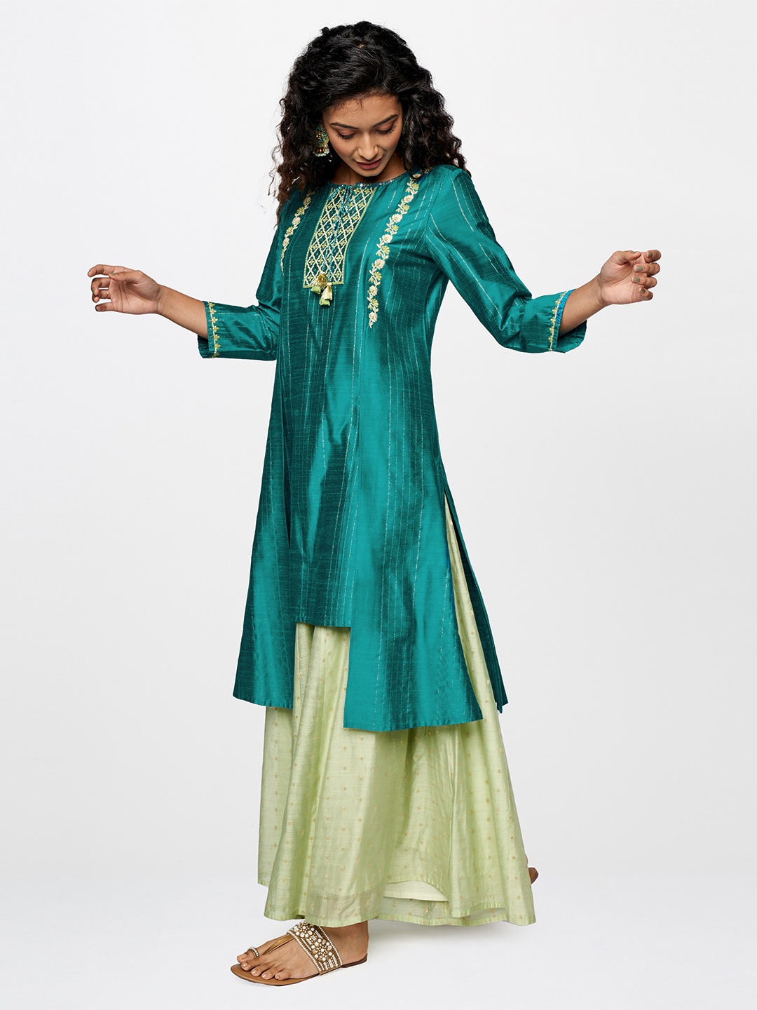 

Global Desi Women Green & White Floral Embroidered Thread Work High-Low Kurta