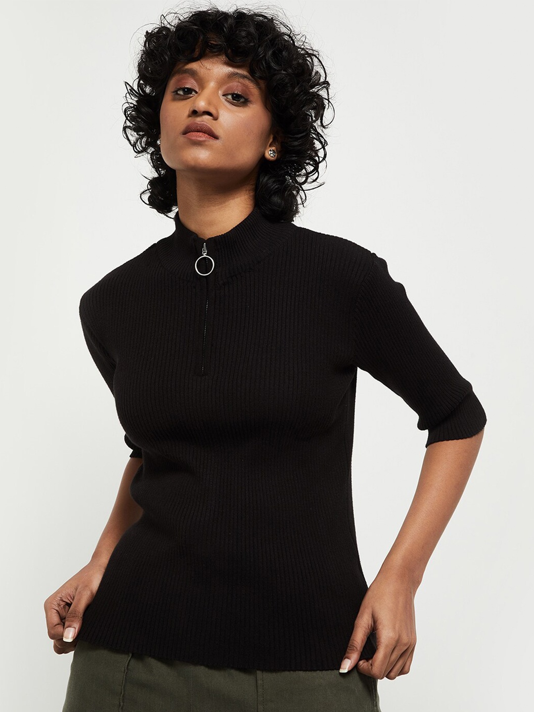 

max Black Solid Fitted Top