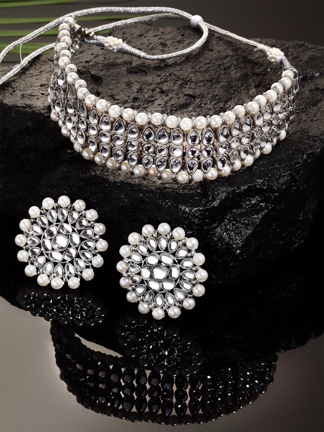 

KARATCART Silver-Toned White Kundan-Studded Pearl Beaded Handcrafted Jewellery Set