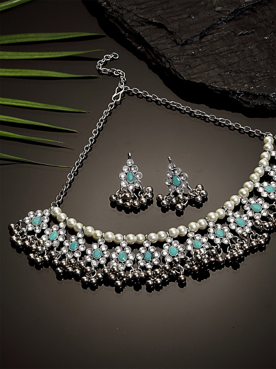 

KARATCART Oxidised Sliver-Toned Light Blue & White Kundan-Studded Jewellery Set, Silver