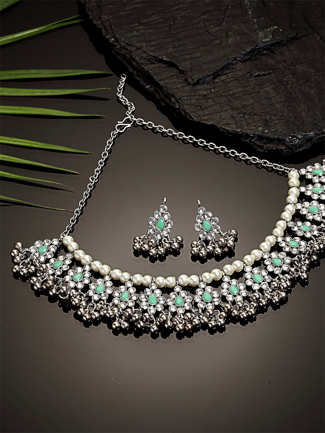 

KARATCART Oxidised Silver-Toned & Lime Green Kundan-Studded & Ghugroo Beaded Jewellery Set
