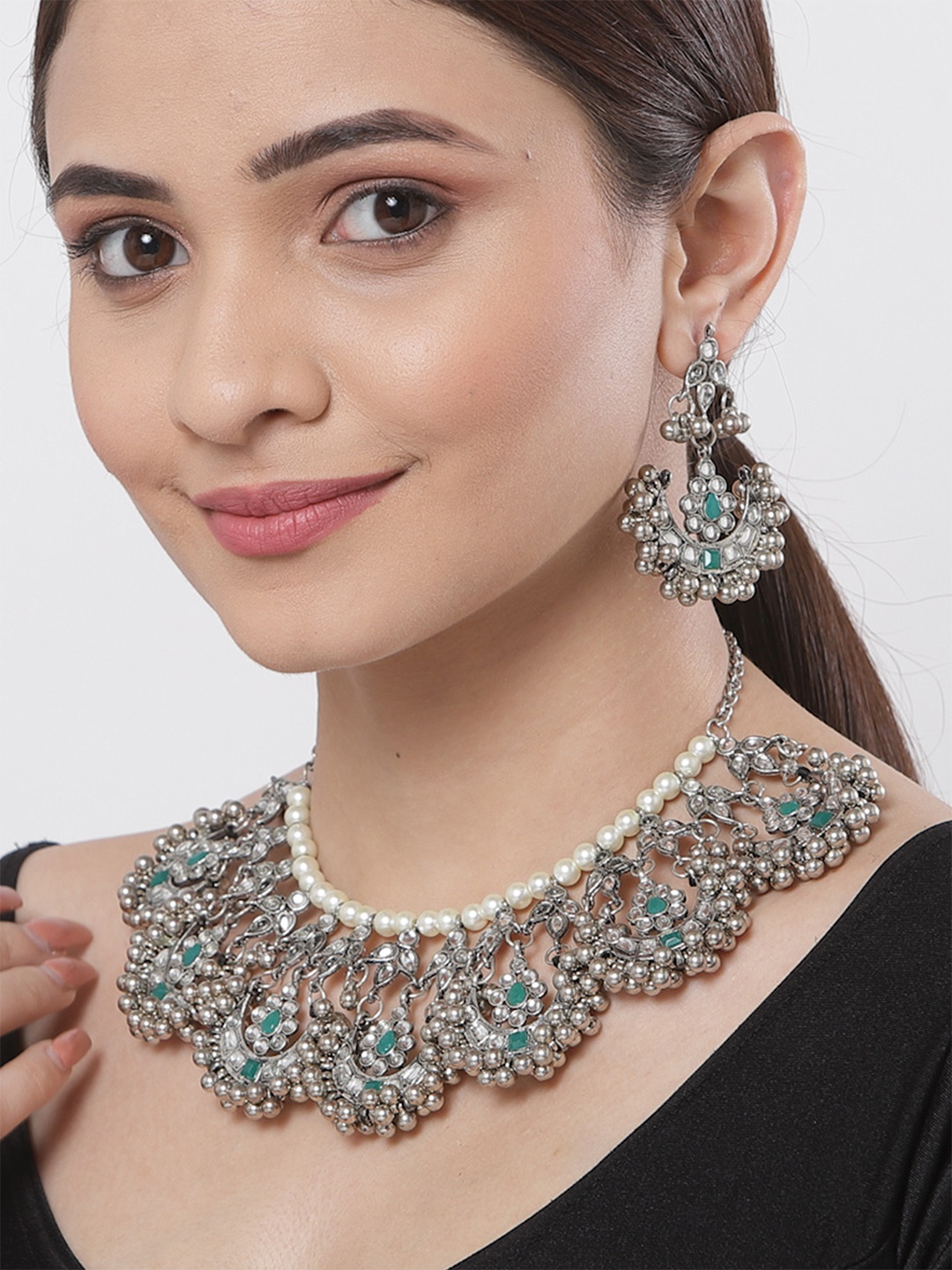

KARATCART Oxidised Silver-Toned & White Kundan-Studded & Beaded Jewellery Set