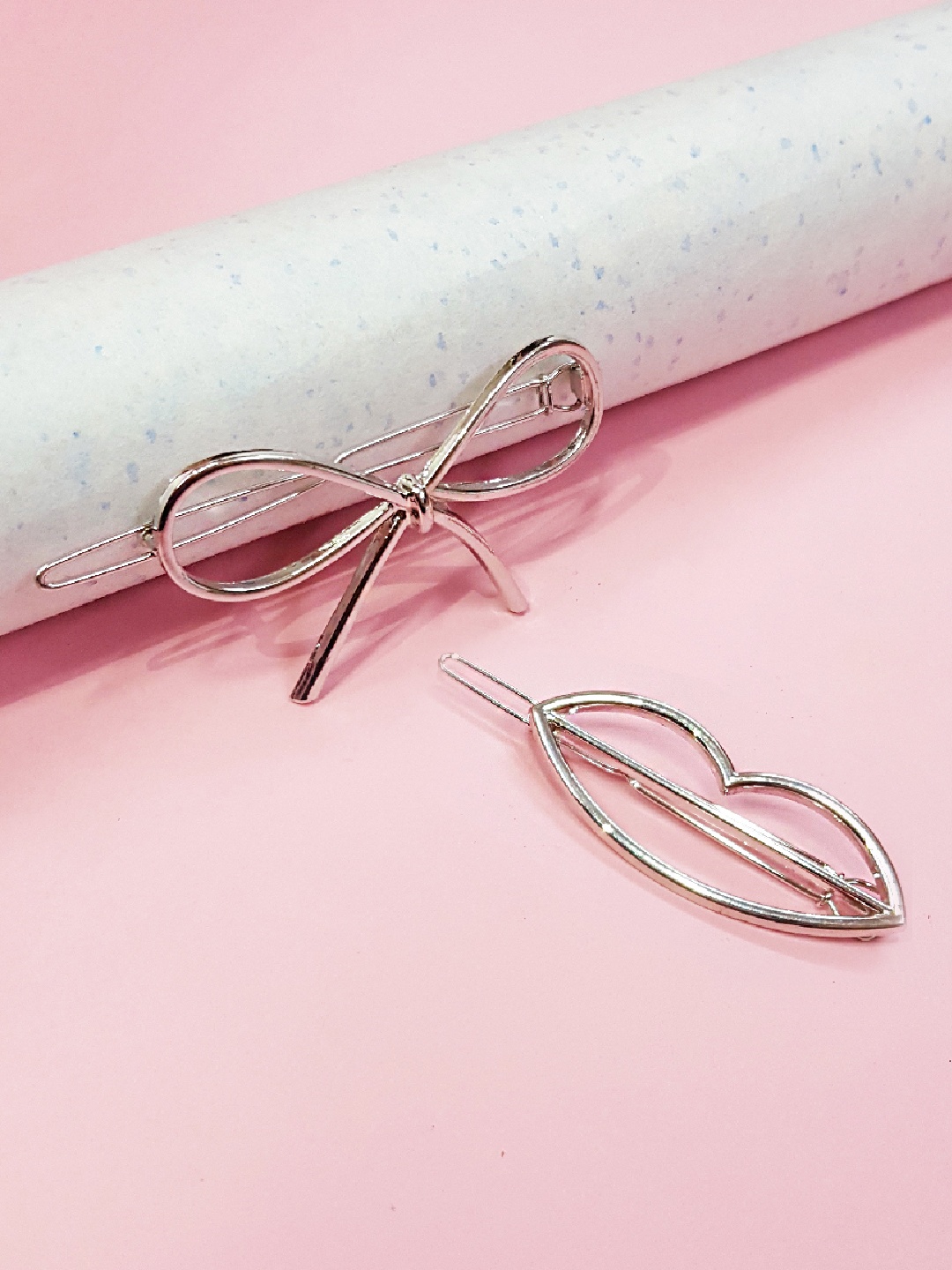 

OOMPH Women Silver-Toned Set of 2 Bowtie & Lips Kiss Shape Tic Tac Hair Clip