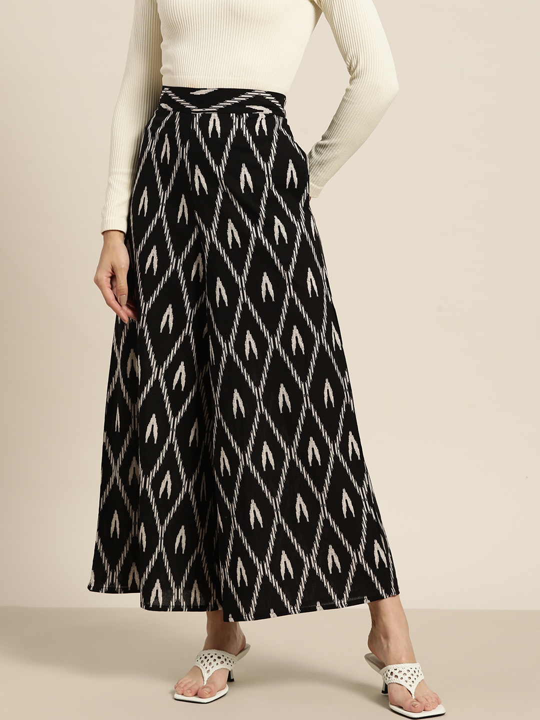 

Sangria Women Black & Off White Pure Cotton Printed Wide Leg Palazzos