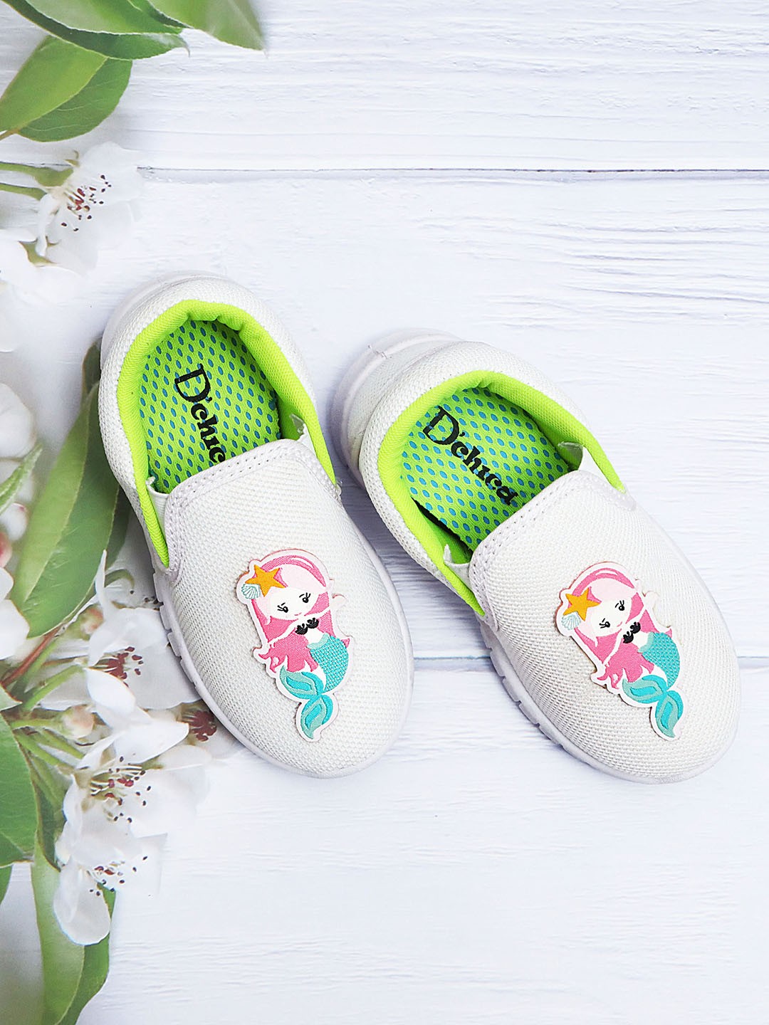 

DChica Girls White & Pink Woven Design Slip-On Sneakers