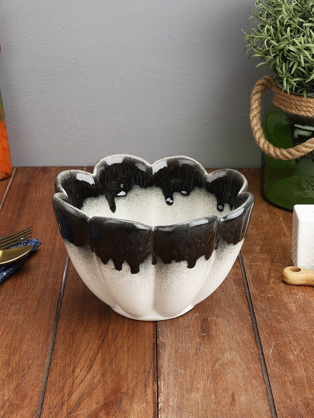 

MIAH Decor White & Black 1 Pieces Handcrafted Textured Ceramic Glossy Bowls