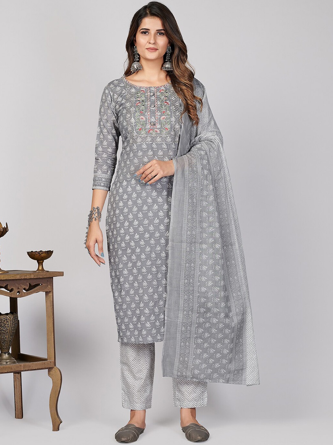 

Vbuyz Women Grey Floral Printed Pure Cotton Kurta with Trousers & With Dupatta