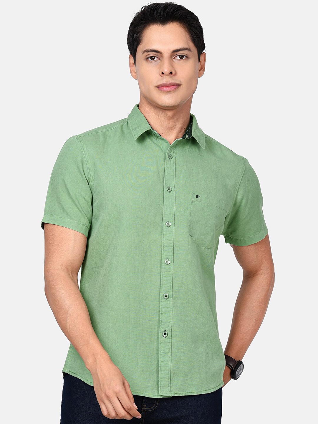 

t-base Men Green Regular Fit Solid Opaque Casual Shirt