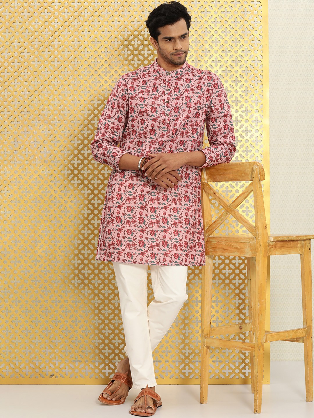 

Ode by House of Pataudi Men Pink Floral Printed Floral Kurta
