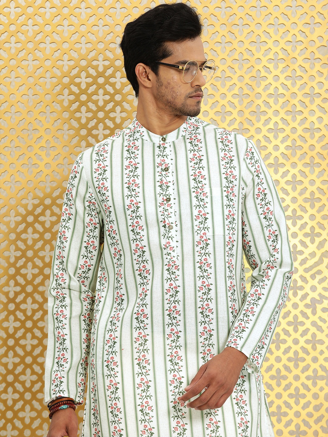 

Ode by House of Pataudi Men Off White & Green Floral Printed Floral Kurta
