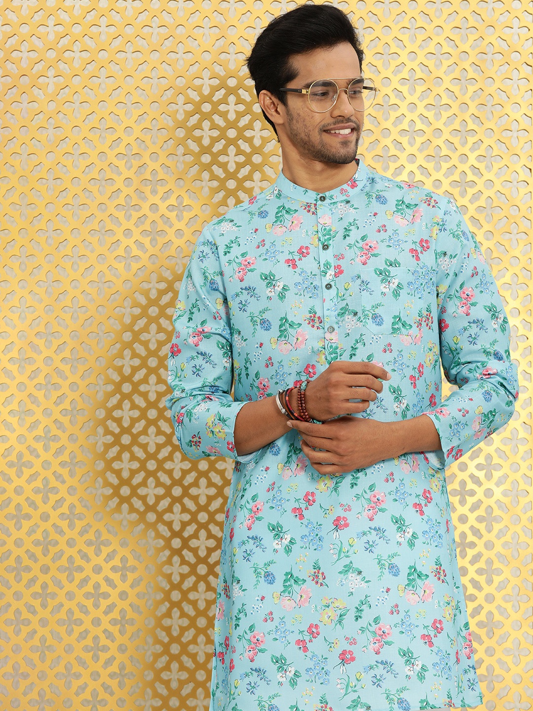 

Ode by House of Pataudi Men Blue Floral Printed Floral Kurta