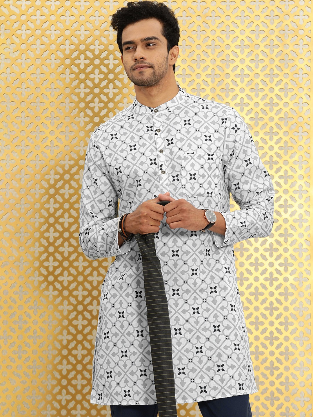 

Ode by House of Pataudi Men White & Grey Ethnic Motifs Printed Kurta