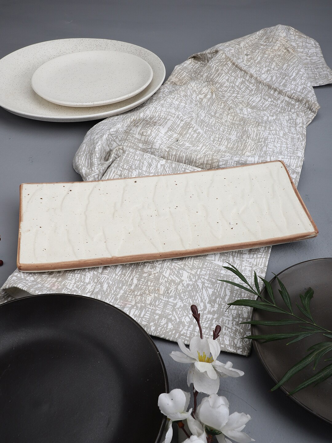 

MIAH Decor Cream-Coloured & 1 Pieces Handcrafted Stoneware Matte Plates